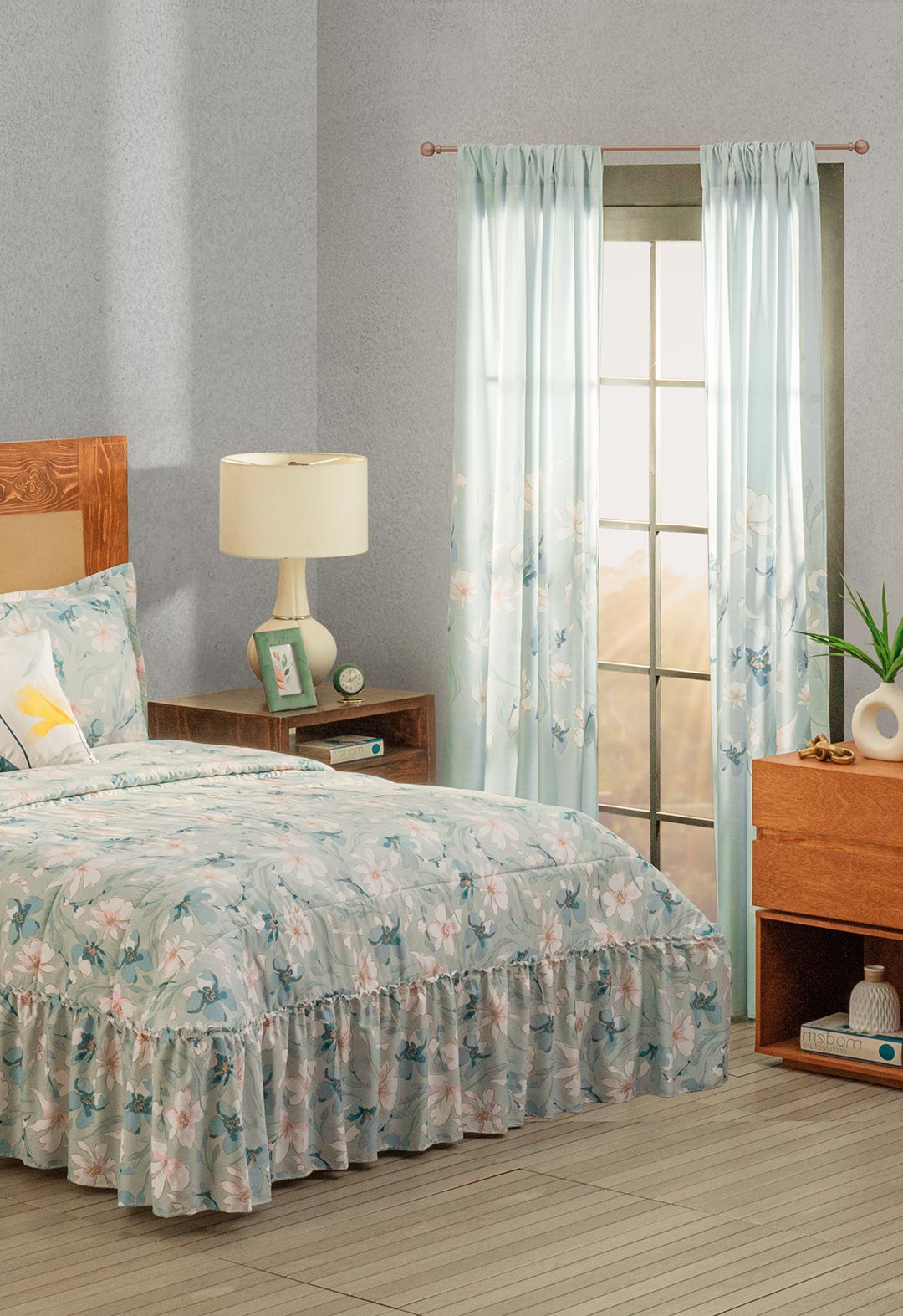 las cortinas Celina, en color Azul y con un lindo diseño floral, es el complemento perfecto para tu habitación.