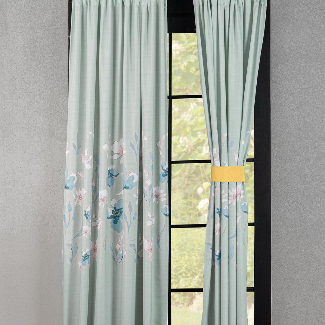 las cortinas Celina, en color Azul y con un lindo diseño floral, es el complemento perfecto para tu habitación.